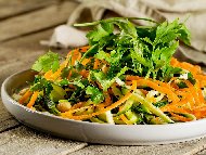 Пъстра здравословна салата от тиквички, моркови и нахут със сладко-кисел дресинг